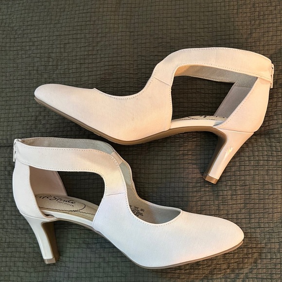 New LifeStride Giovanna 2 Almond Microfiber Women's Heels Size 7.5M Cream Pumps - Picture 9 of 16